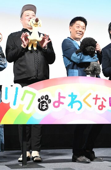  愛犬を抱く坂上忍（右）。左はくっきー！