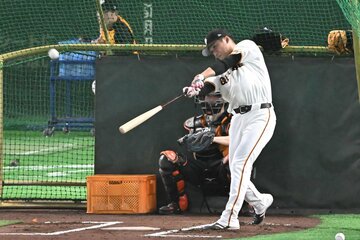 打撃練習を行う坂本勇人