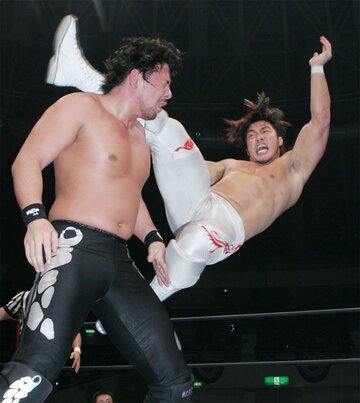 中邑真輔（左）に延髄斬りを繰り出す棚橋弘至（右、06年2月）