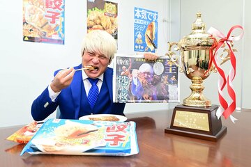 〝プロレス大賞敢闘賞〟に選ばれ、東スポ餃子を頬張る拳王（２０２４年）