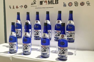 限定販売される「特別本醸造 八海山 ＭＬＢ 日本人選手応援ボトル」