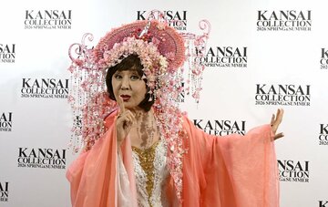 「関西コレクション」のフィナーレに出演した小林幸子