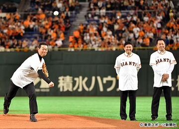  力強いボールを投げ込む桑田氏。右は槙原氏、中は斎藤氏