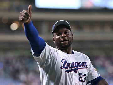 ファンの声援に応えるサノー
