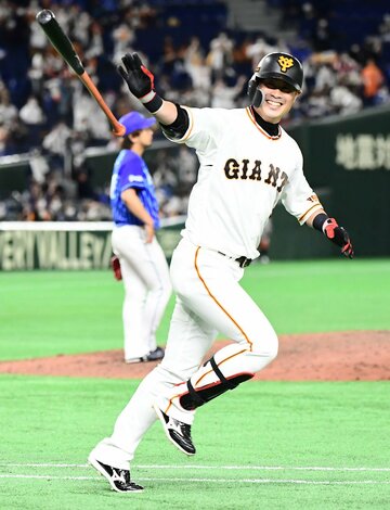 開幕戦で劇的な本塁打を放った亀井