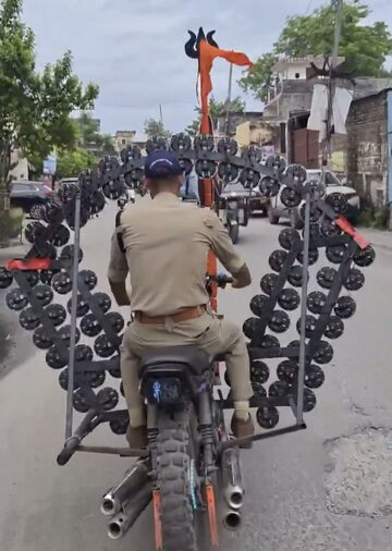 クラクション500個の魔改造バイク（X@InsightNIndiaから）