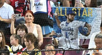 バウアーの登板を撮影するレイチェル・ルーバ氏
