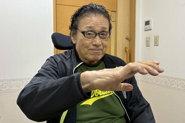 レスラー人生50周年を迎え、チョップとの構えを見せる天龍源一郎