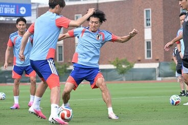 ボールを追う中村敬斗