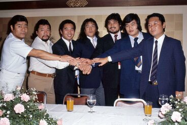 （左から）寺西、浜口、新日プロ興行・大塚社長、長州、谷津、小林ら（84年9月）