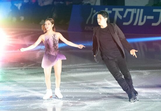 アイスショーに出演した三浦璃来(左)と木原龍一