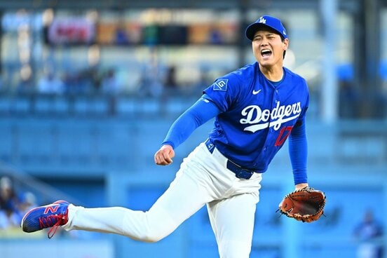 ４回、投球後に叫ぶ大谷翔平