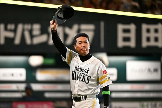 初戦を勝利しファンの声援にこたえるソフトバンク・小久保裕紀監督