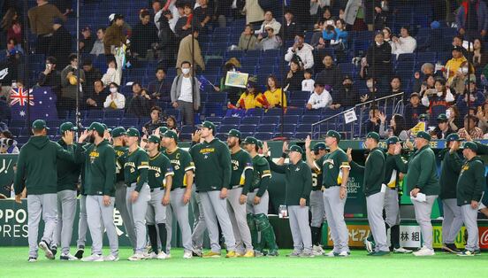 試合に勝利し喜ぶオーストラリアナイン