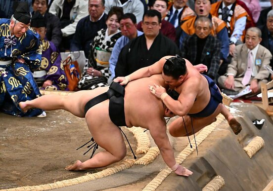 伯桜鵬に寄り倒しで敗れる豊昇龍