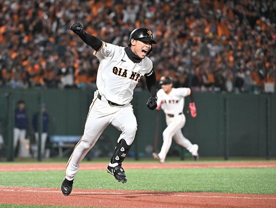 ７回に逆転の２点タイムリーを放ち、雄たけびを上げる巨人・平山功太　