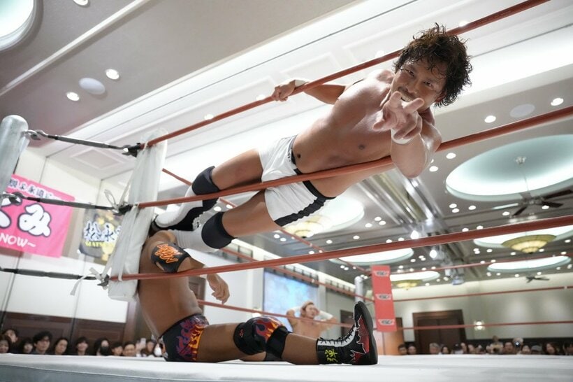 田中将斗（左）に両足でストンビングする中嶋勝彦。不敵にＶサイン©博文社