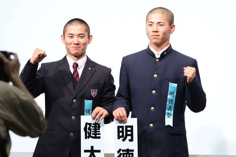 健大高崎の加藤大成主将（左）と明徳義塾の池田佑二主将