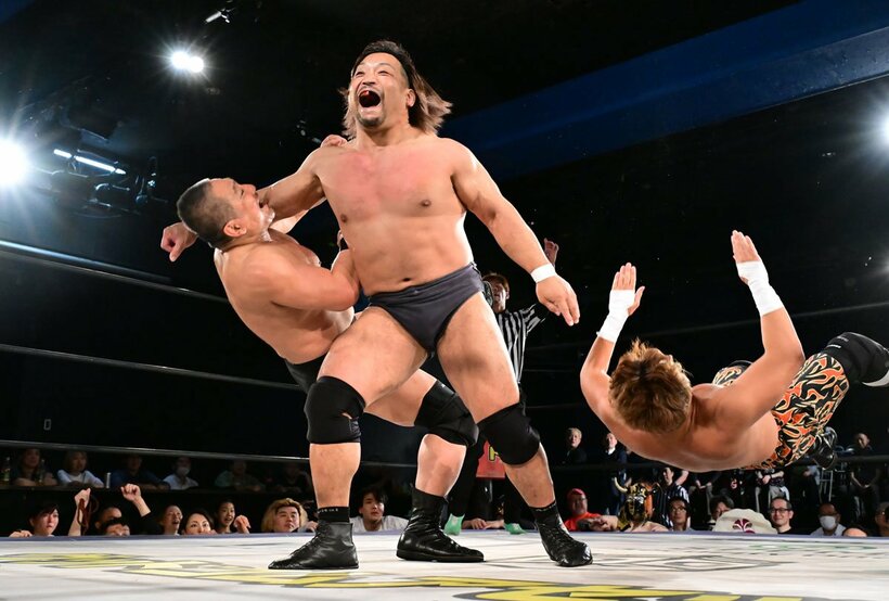 終盤に参戦した関本大介（中）が次々とレスラーを倒していく