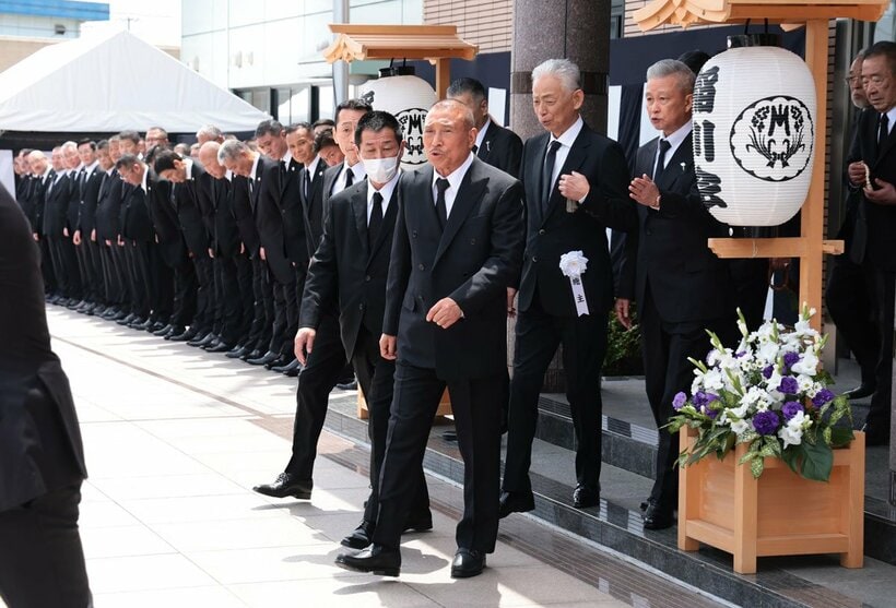 一番手前から右へ山口組の司忍組長、稲川会の内堀和也会長、山口組の竹内照明若頭