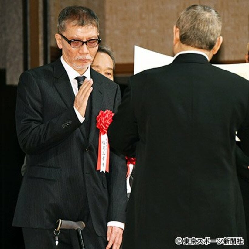  祈るようなポーズで受賞理由に聞き入る塩見（左）