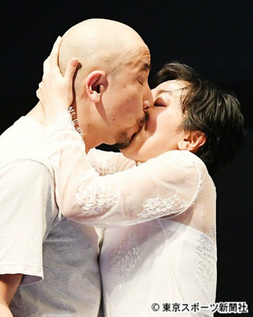  激しいキスシーンを演じる斉藤淳と佐藤あかり