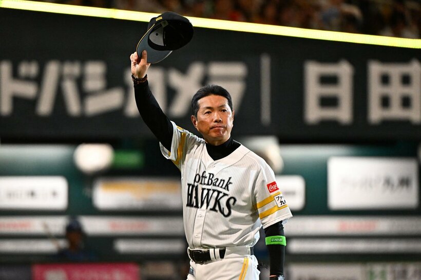 初戦を勝利しファンの声援にこたえるソフトバンク・小久保裕紀監督