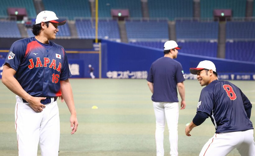 練習する大谷翔平（左）と近藤健介