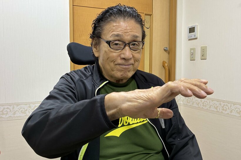 レスラー人生50周年を迎え、チョップとの構えを見せる天龍源一郎