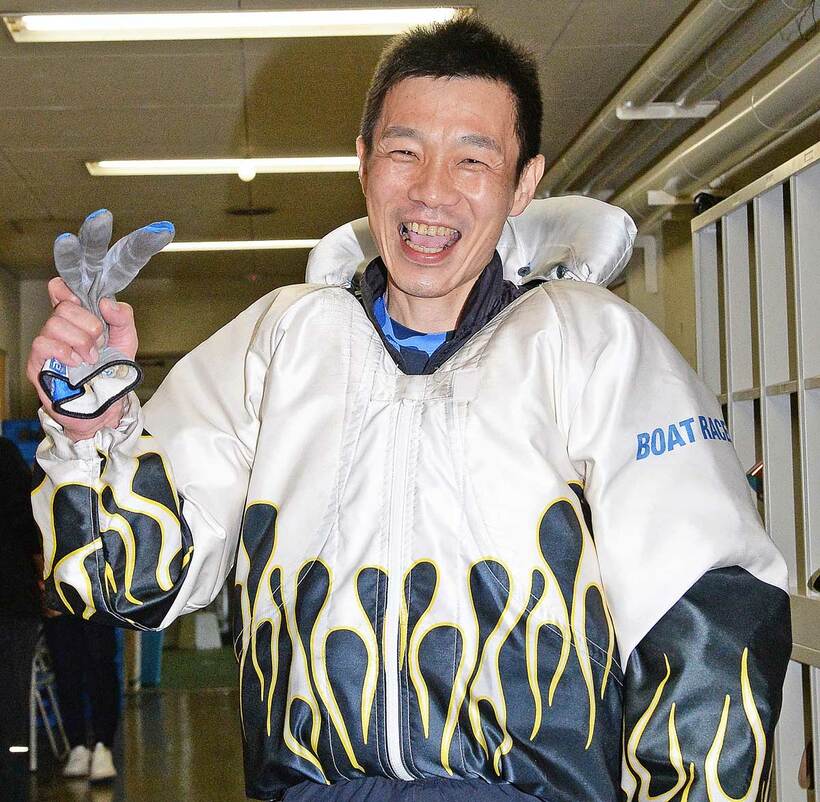  通算１５００勝を達成しガッツポーズで喜ぶ中島友和（東スポＷｅｂ）