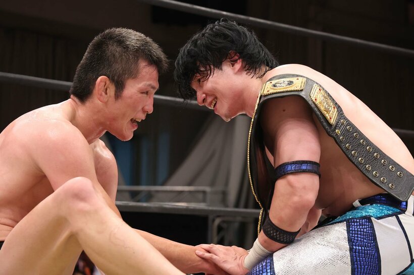 青木真也（左）を破りV８に成功した上野勇希
