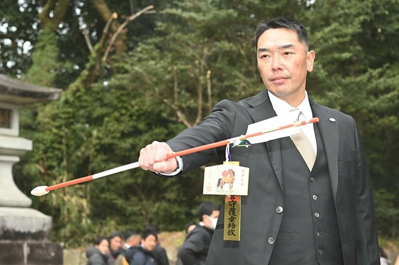破魔矢を手に記念撮影する阿部慎之助監督
