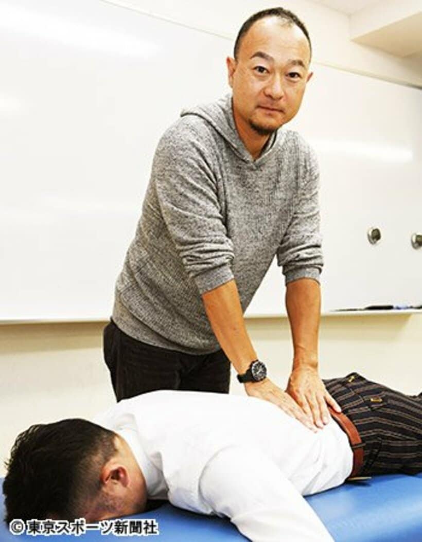  本紙記者に施術する寺田氏