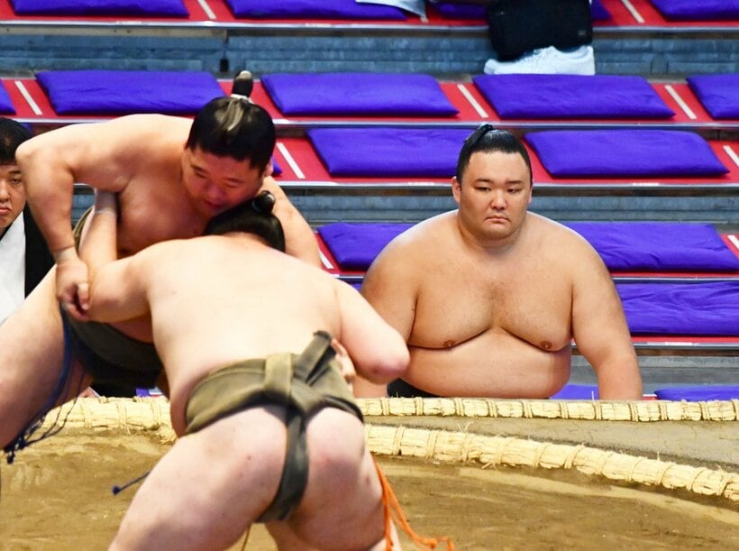  土俵下で待機する朝乃山（東スポWeb）