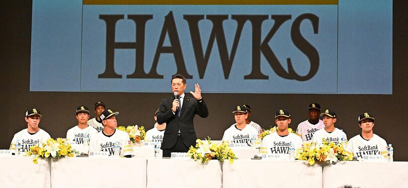 ソフトバンク新入団選手発表会見であいさつする小久保裕紀監督