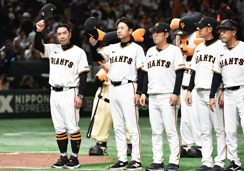 連勝でも油断ない表情の巨人・阿部監督(左)