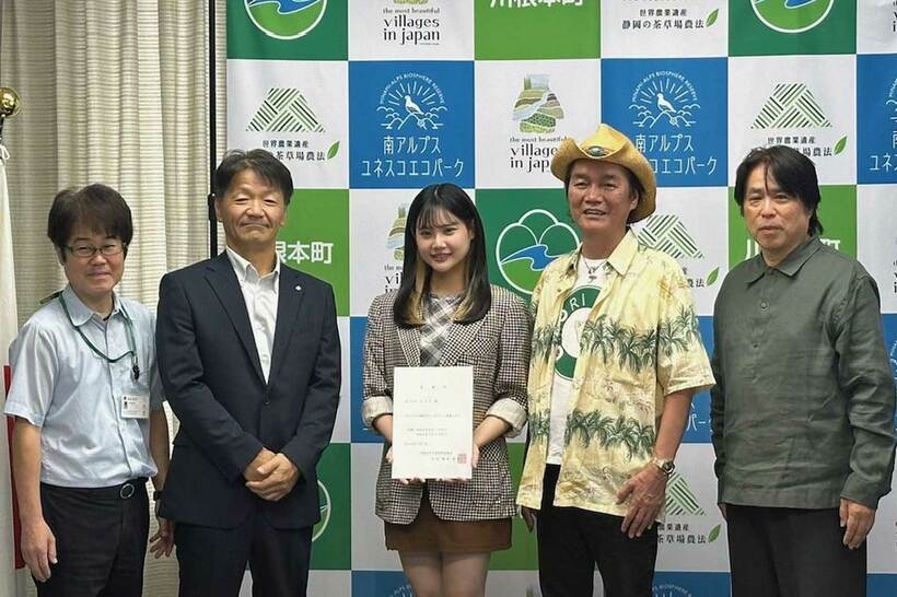 おざわまりな（中）と大森隆志（右から２人目）