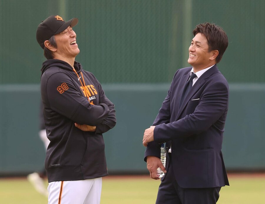 雑談で笑い合う巨人・松井新監督(左)と高橋由伸ヘッド