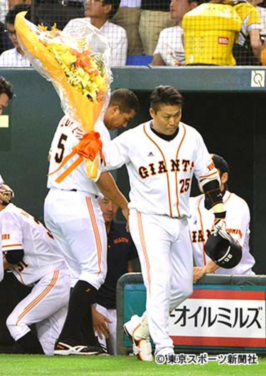 史上４０人目のプロ通算３００本塁打を達成した村田