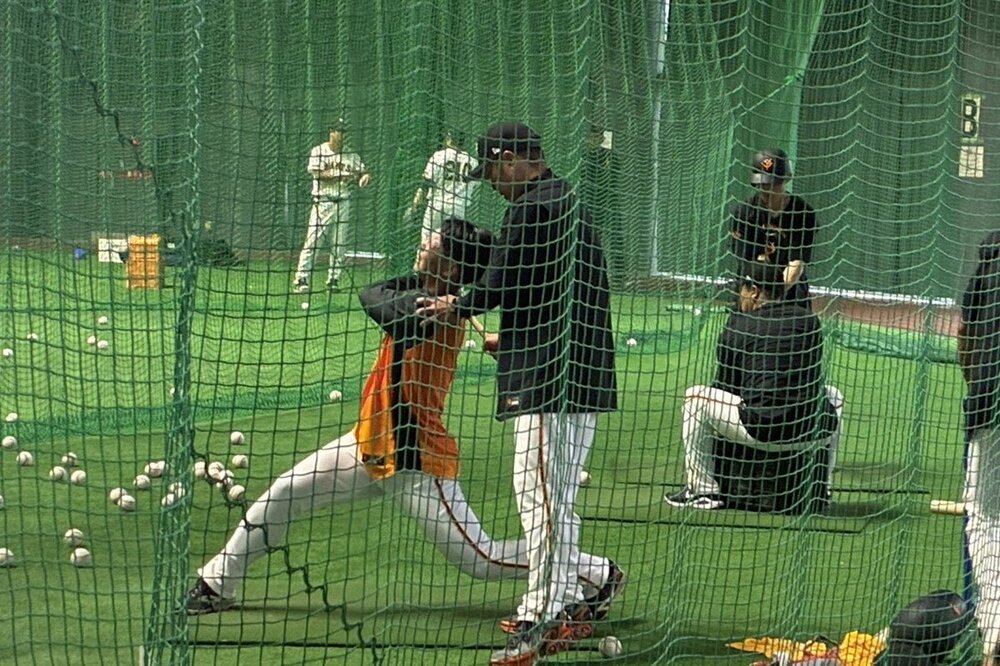 阿部監督から直接指導を受ける皆川岳(左)