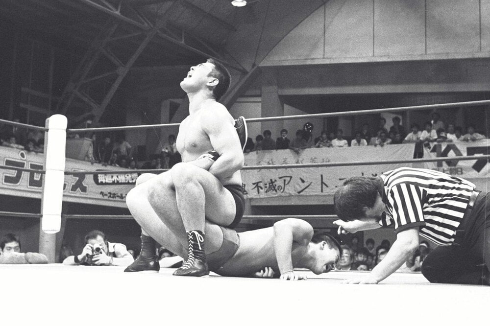 蝶野正洋(下)を逆エビ固めで破った武藤敬司(1984年)