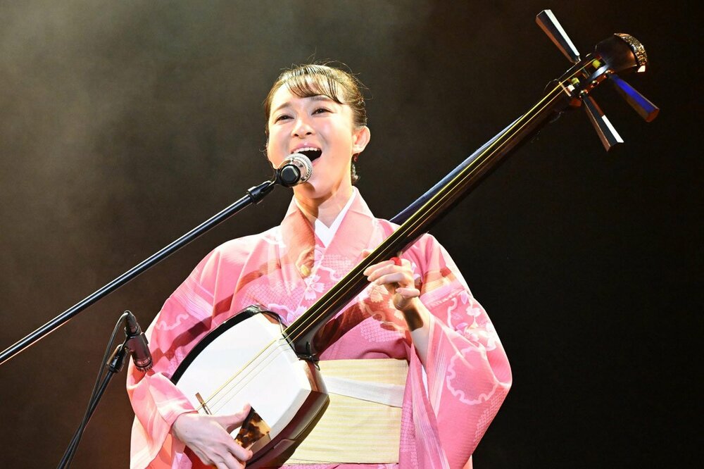 津軽三味線で弾き語りする有沙瞳