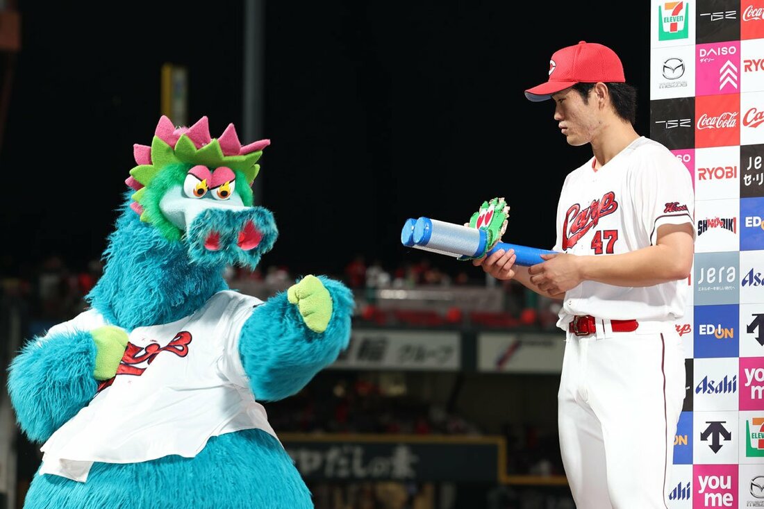 お立ち台でスラィリーにからまれる広島・斉藤優汰(右)