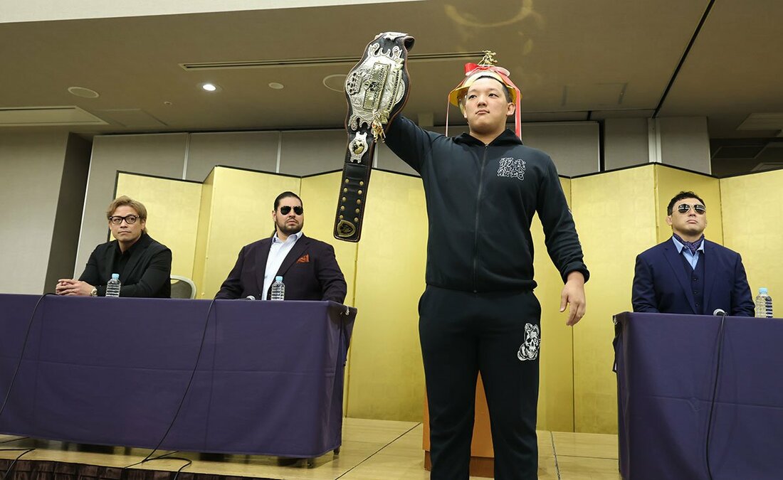 ドリームゲートのベルトを掲げる菊田円(手前)。左から潮崎豪、斉藤レイ、鈴木秀樹