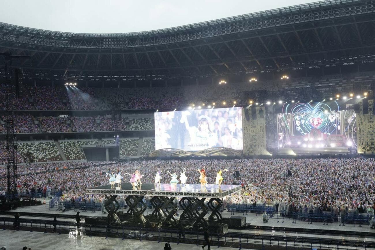 =LOVEが20、21日の2日間、、東京・MUFGスタジアム(国立競技場)で、同グループ史上最大動員数となる13万2000人を動員した