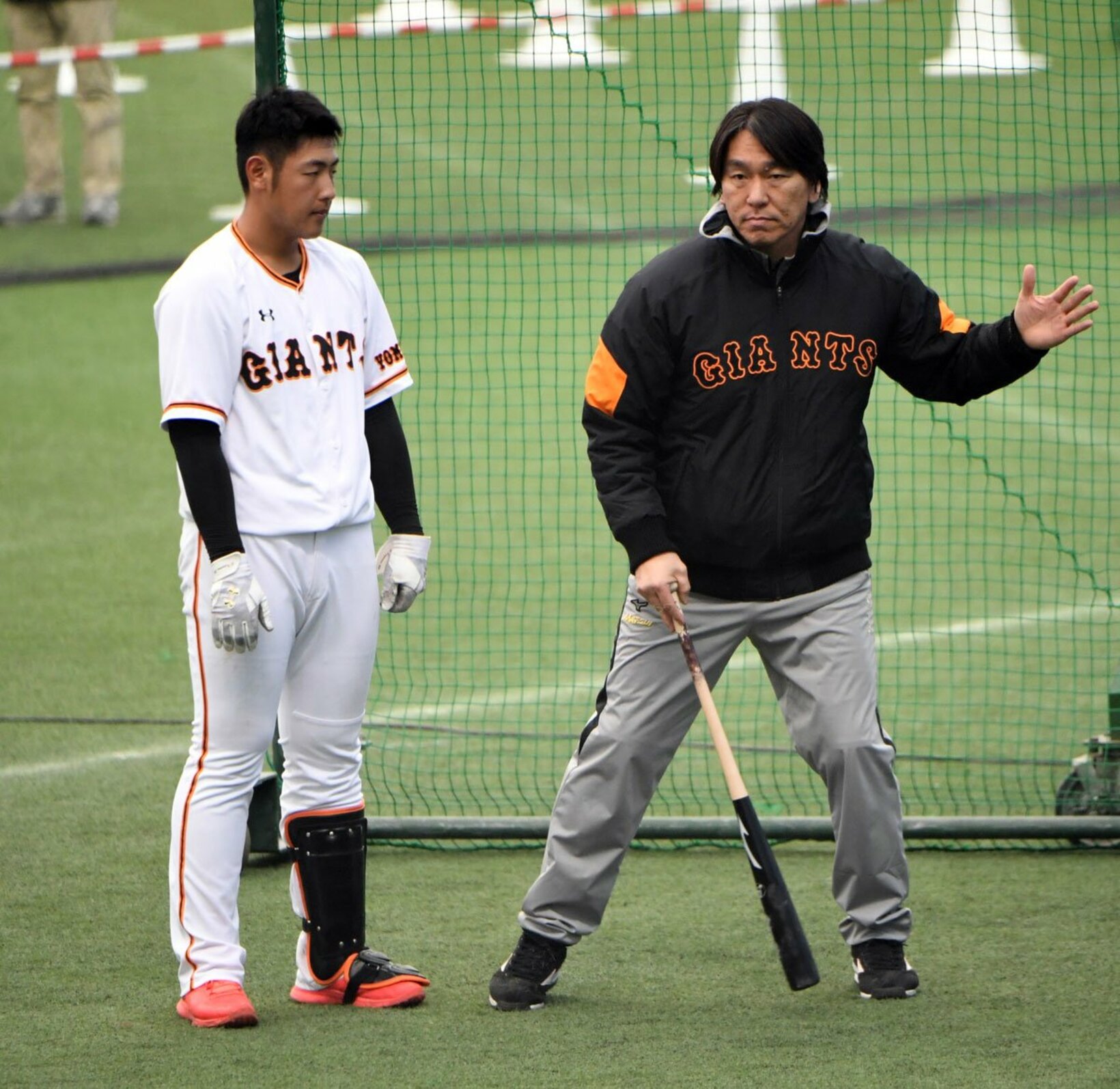 キャンプで岡本和真(左)を指導した松井秀喜氏（2018年）