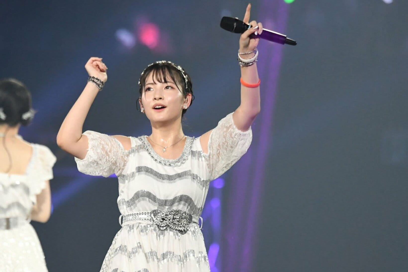 汗だくで歌うモー娘時代の北川莉央（２０２２年）
