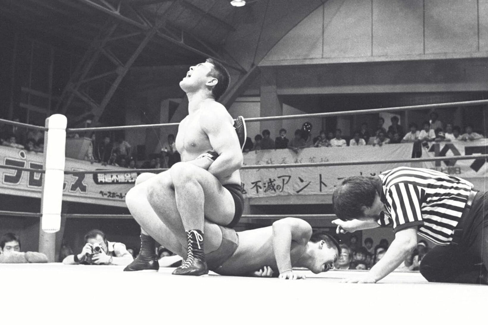 蝶野正洋（下）を逆エビ固めで破った武藤敬司（１９８４年）