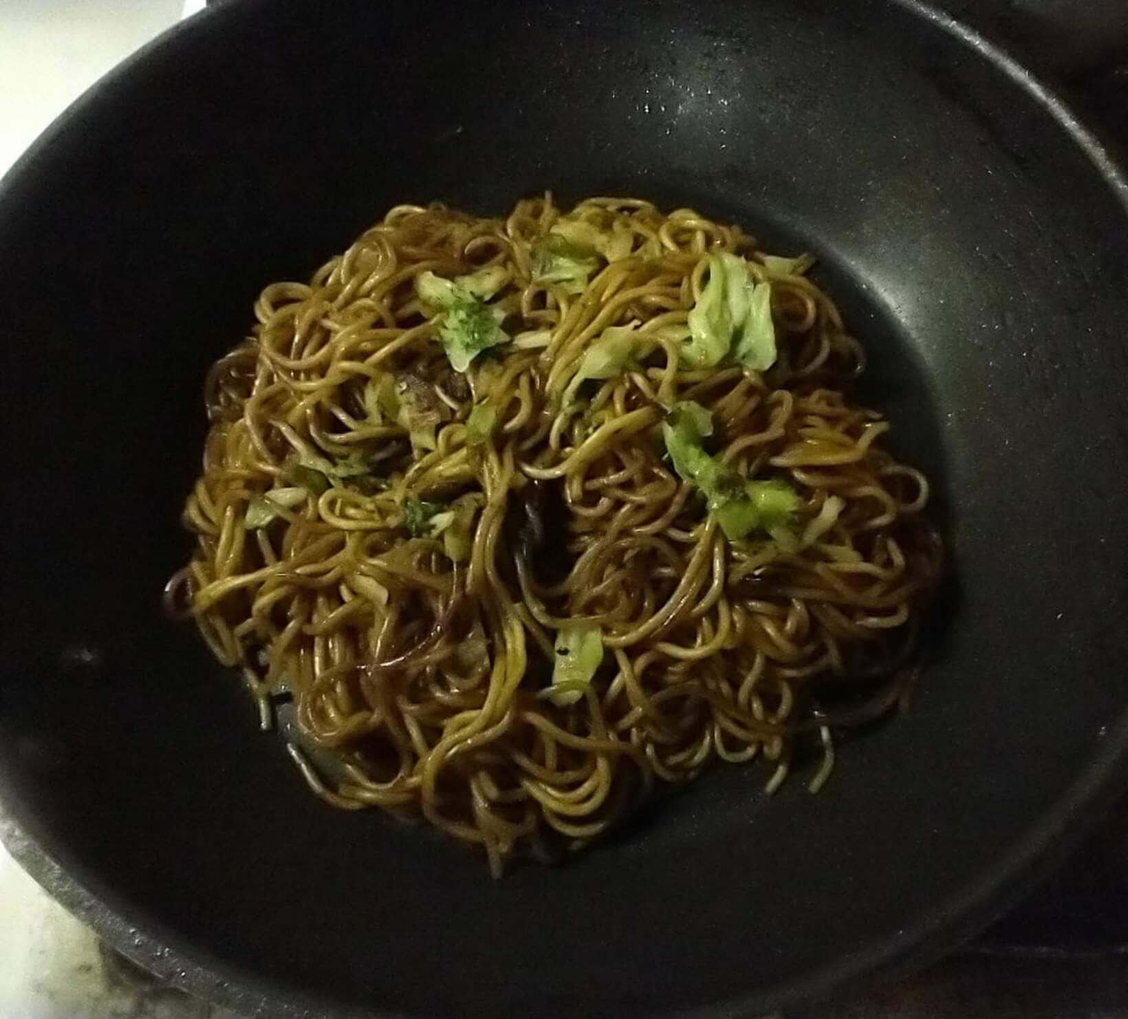  カップ焼きそばを炒める