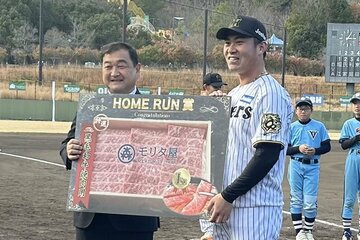 「リアルtoss野球盤㏌高槻市」でホームランを放った阪神・桐敷拓馬(右)